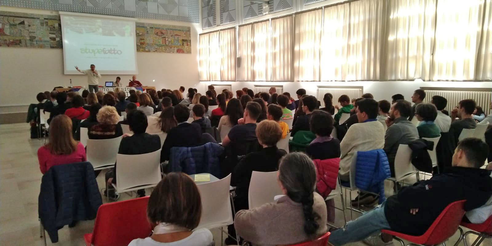 Enrico Comi durante una lezione in una scuola