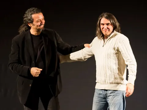 Enrico Comi con Fabrizio De Giovanni sul palco