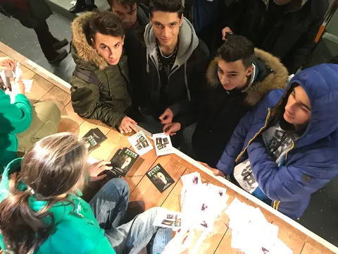 Enrico Comi parla con i ragazzi dopo uno spettacolo