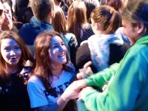 Enrico Comi parla con i ragazzi dopo uno spettacolo