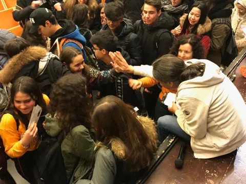 Enrico Comi parla con i ragazzi dopo uno spettacolo