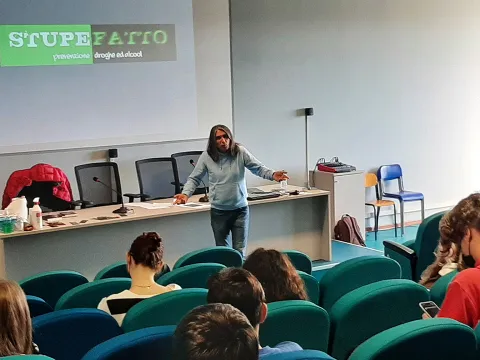 Enrico Comi parla di prevenzione in una scuola