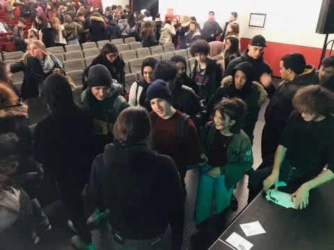 Enrico Comi parla di prevenzione in una scuola