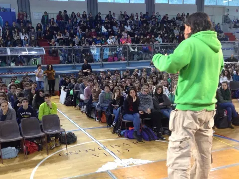 Enrico Comi parla di prevenzione in una scuola