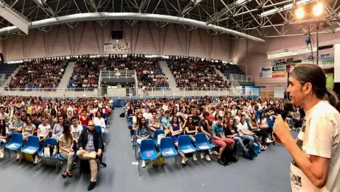 Enrico Comi parla di prevenzione in una scuola