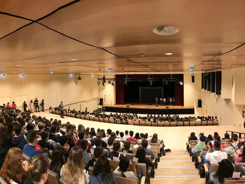 Enrico Comi parla di prevenzione in una scuola