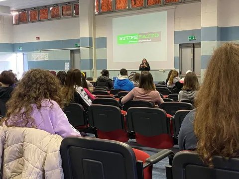 Enrico Comi parla di prevenzione in una scuola