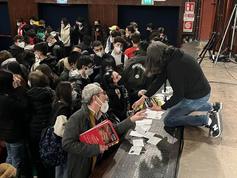 Enrico Comi parla di prevenzione in una scuola