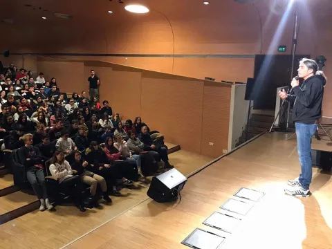 Enrico Comi parla di prevenzione in una scuola