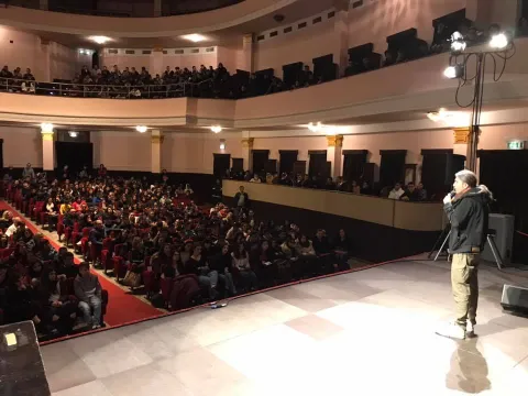 Enrico Comi parla di prevenzione in una scuola