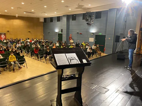 Enrico Comi parla di prevenzione in una scuola