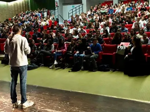 Enrico Comi parla di prevenzione in una scuola