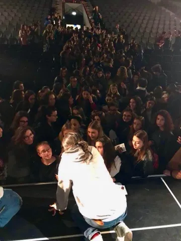 Enrico Comi parla con i ragazzi dopo uno spettacolo