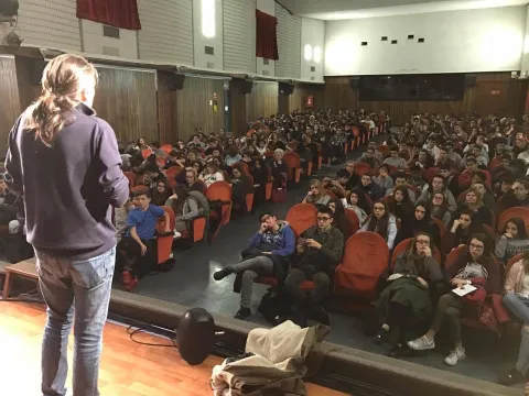 Enrico Comi parla di prevenzione in una scuola