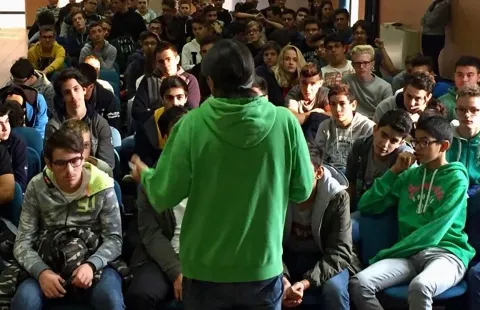 Enrico Comi parla di prevenzione in una scuola