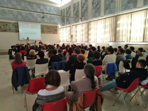 Enrico Comi parla di prevenzione in una scuola
