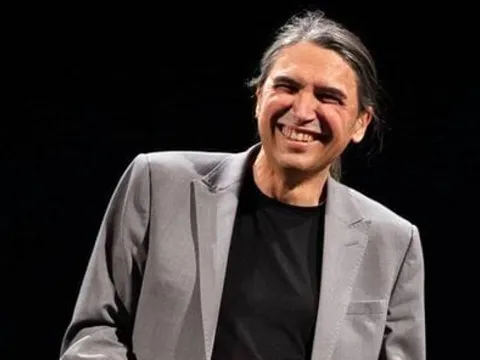 Enrico Comi sorridente sul palco