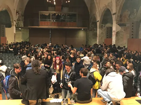 Enrico Comi parla ai ragazzi dopo uno spettacolo